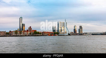 Rotterdam, Niederlande. Skyline und Erasmus Brücke am Nachmittag Stockfoto
