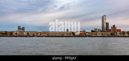 Rotterdam, Niederlande. Skyline und Panoramablick über Hafen am Nachmittag Stockfoto