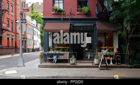 Joe Kaffee, 141 Waverly Pl, New York, NY. aussen Verkaufsplattform für einen Coffee Shop und Straßencafé in der Nähe von Greenwich Village in Manhattan.