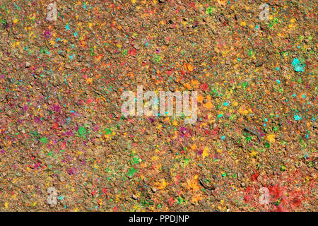 Die Artefakte auf dem Asphalt nach dem Spring Festival der Farben Stockfoto