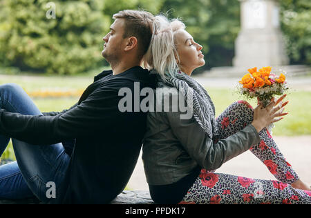 Ein Portrait eines jungen Paares in einem Spring Park Stockfoto