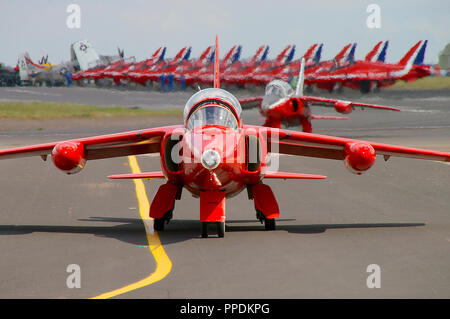 Red Gnat Display Team Folland Gnat T1 heraus rollen für eine Airshow Air Display mit der RAF Royal Air Force Red Arrows Hawk Düsenflugzeuge aufgereiht über Stockfoto