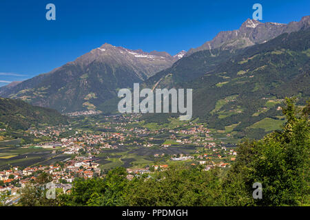 Anzeigen aus Tirol Dorf in Vinschgau, Meran, Südtirol Stockfoto