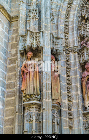 Statuen der gotische Puerta de Campanilla Eingangstür der Kathedrale von Sevilla, Spanien Stockfoto