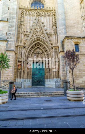 Tür der Annahme oder Haupteingang der Kathedrale der Heiligen Maria des Siehe (Catedral de Santa Maria de la Sede), oder die Kathedrale von Sevilla, Sevilla Stockfoto