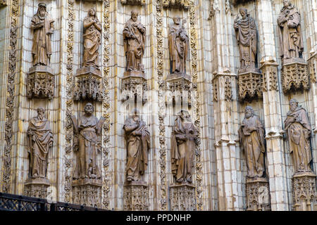 Statuen der gotische Puerta de Campanilla Eingangstür der Kathedrale von Sevilla, Spanien Stockfoto