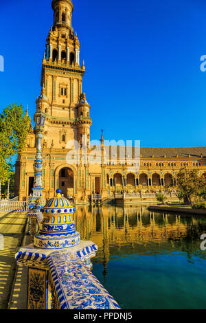 Die Plaza de Espana, Sevilla, Spanien gebaut für die Ibero-Amerikanische Ausstellung von 1929. Es ist ein charakteristisches Beispiel für die Renaissance Revival Stil im Span Stockfoto