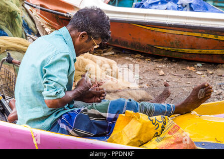 Negombo Sri Lanka vom 24. Juli 2017 - Mann Instandsetzung seiner Fischernetz in Negombo Stockfoto