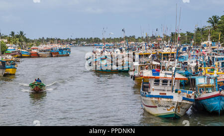 Negombo Sri Lanka vom 24. Juli 2017 - bunte Fischerboote im Hafen von Negombo Stockfoto