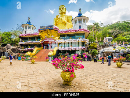 Dambulla Sri Lanka vom 28. Juli 2017 goldene Buddha Statue auf der Goldene Tempel von Dambulla in Sri Lanka Stockfoto