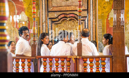 Kandy Sri Lanka am 29. Juli 2017 - Die Menschen warten auf den Tempel des Zahns auf der ersten Etage des Tempel in Kandy, Sri Lanka eingeben Stockfoto