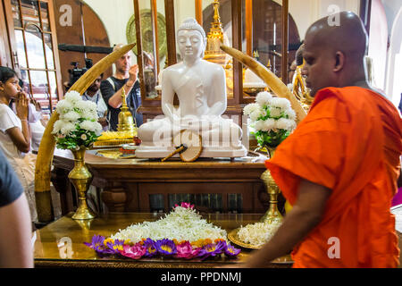 Kandy Sri Lanka am 29. Juli 2017 - Innenraum der Tempel des Zahns auf der ersten Etage des Tempel in Kandy, Sri Lanka Stockfoto