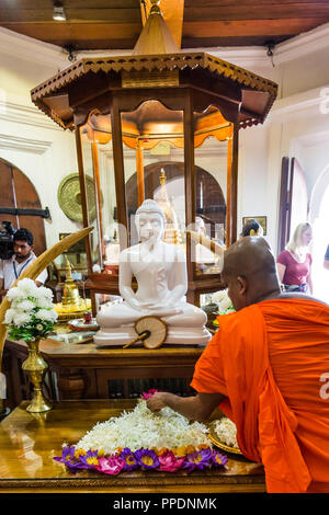 Kandy Sri Lanka am 29. Juli 2017 - Innenraum der Tempel des Zahns auf der ersten Etage des Tempel in Kandy, Sri Lanka Stockfoto