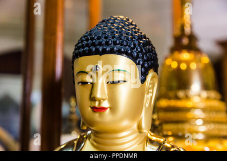 Kandy Sri Lanka am 29. Juli 2017 - Buddha Statue als Teil des Innenraums der Tempel des Zahns auf der ersten Etage des Tempel in Kandy, Sri La Stockfoto