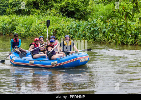 Kitulgala Sri Lanka 30 2017 - Rafting am Fluss Kelani Kanga mit White Water Rafting Abenteuer in Sri Lanka Juli Stockfoto