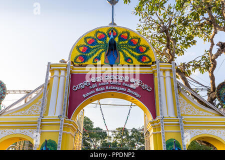 Kandy Sri Lanka 02 August 2017 - Eingang Devalaya Ruhunu Maha Kataragama Tempelanlage in Sri Lanka. Die Tempelanlage wird eingeweiht Stockfoto