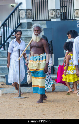 Kandy Sri Lanka 02 August 2017 - Sadhu heiliger Mann in Devalaya Ruhunu Maha Kataragama Tempelanlage in Sri Lanka. Stockfoto