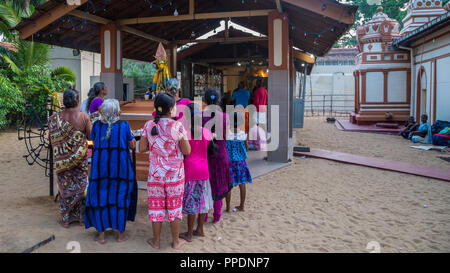 Kandy Sri Lanka 02 August 2017 - Hinduistische pelgrims während einer Feier in Devalaya Ruhunu Maha Kataragama Tempelanlage in Sri Lanka. Stockfoto