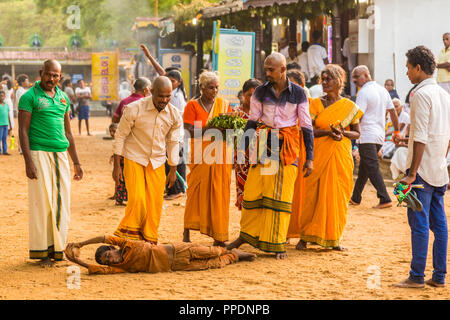 Kandy Sri Lanka 02 August 2017 - Ritual rollt Devalaya Ruhunu Maha Kataragama Tempelanlage in Sri Lanka. Stockfoto