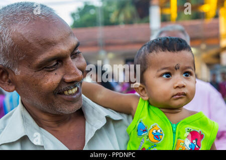 Kandy Sri Lanka 02 August 2017 - Hinduistische pelgrim mit einem kleinen Baby Junge während einer Feier in Ruhunu Maha Kataragama Devalaya Tempel Komplex i Stockfoto