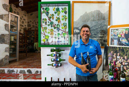 Victor Lugo Inhaber, Finca La Laja Keller, Los Berrazales, Agaete Tal, Insel Gran Canaria, Kanarische Inseln, Spanien, Europa Stockfoto