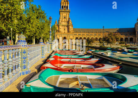 Die Plaza de Espana, Sevilla, Spanien gebaut für die Ibero-Amerikanische Ausstellung von 1929. Es ist ein charakteristisches Beispiel für die Renaissance Revival Stil im Span Stockfoto