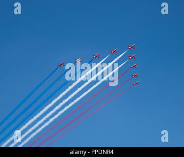 Rote Pfeile, die sich in der Ausbildung für Flypast zu Beginn des Goodwood Festival der Geschwindigkeit 2018. Stockfoto