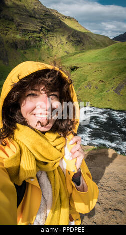 Frau bleiben Sie auf der Wasserfall in Island, versteckten Wasserfall in Island, ein Stockfoto