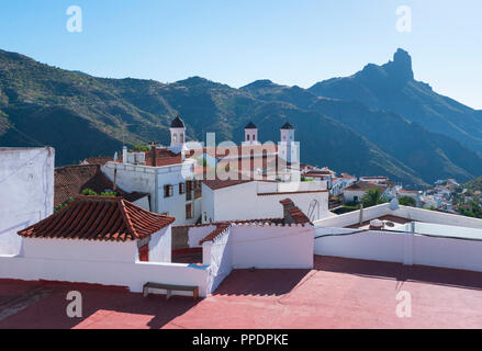 Roque Bentayga heiligen Berg, Tejeda Dorf, Tirajana Schlucht, Insel Gran Canaria, Kanarische Inseln, Spanien, Europa Stockfoto