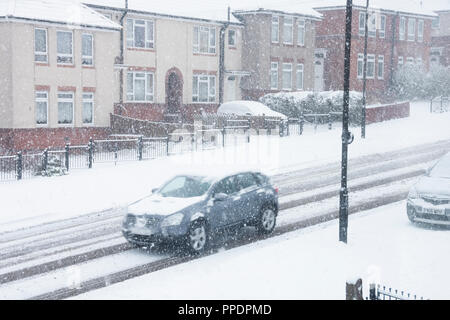 Sheffield, Großbritannien - 28 Feb 2018: Autofahren im Blizzard, wie das Tier aus dem Osten griffe Sheffield in eisige Winter kalt am 28 Feb um Hastilar Straße So Stockfoto