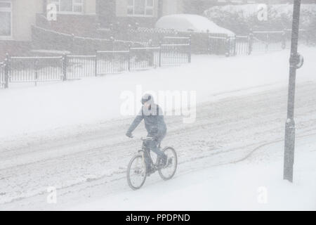 Sheffield, Großbritannien - 28 Feb 2018: Teenager Kämpfe, um durch einen Blizzard, wie das Tier aus dem Osten griffe Sheffield in eisige Winter Schnee am 2. Stockfoto