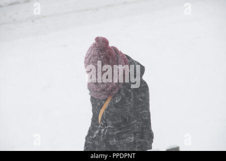 Sheffield, Großbritannien - 28 Feb 2018: Die Frau geht in einem Blizzard, wie das Tier aus dem Osten griffe Sheffield in eisige Winter Schnee auf 28 Feb um Hastilar Straße S Stockfoto