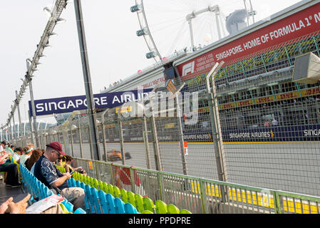 Das große Rad genannt Singapore Flyer zusammen mit Pit Grandstand bei Formel 1 Grand Prix 2018 in Singapur Republik Singapur Asien Stockfoto