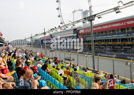 Das große Rad genannt Singapore Flyer zusammen mit Pit Grandstand bei Formel 1 Grand Prix 2018 in Singapur Republik Singapur Asien Stockfoto