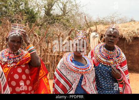 Kenia, Tsavo Nationalpark, 03/20/2018 - Massai in ihrem Dorf in der traditionellen Tracht Stockfoto