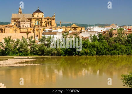 Die Große Moschee (Mezquita) am Ufer des Flusses Guadalquivir in Cordoba, Spanien. Stockfoto