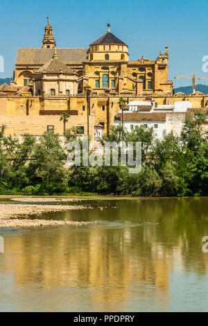 Die Große Moschee (Mezquita) am Ufer des Flusses Guadalquivir in Cordoba, Spanien. Stockfoto