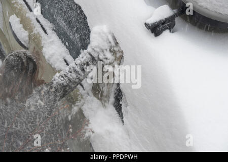 Sheffield, Großbritannien - 28 Feb 2018: Spielen im Schnee: Mädchen schabt Schnee aus ein Auto, da das Tier aus dem Osten griffe Sheffield in eisige Winter Wetter Stockfoto