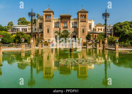 Museum der traditionellen Künste Gebäude im Maria Luisa Park, Sevilla, Spanien. Stockfoto