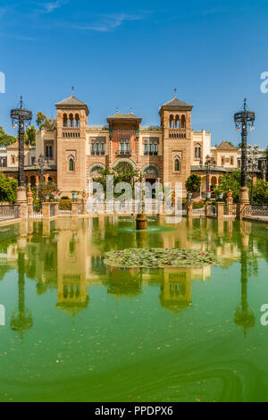 Museum der traditionellen Künste Gebäude im Maria Luisa Park, Sevilla, Spanien. Stockfoto