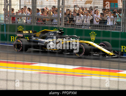 Ein Formel-1-Team Renault Sport Formel 1 Rennwagen an der Grube Verlassen der Marina Bay Street Circuit in Singapur 2018 Stockfoto