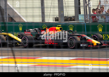 Ein Red Bull Racing Formel 1 Rennwagen an der Grube Verlassen der Marina Bay Street Circuit in Singapur 2018 Stockfoto