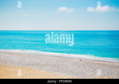 Sea beach blue sky sonnigen Tag Landschaft der Entspannung. Abchasien, das Schwarze Meer bei klarem Wetter. Konzept Reisen, Freizeit, Lifestyle. Stockfoto