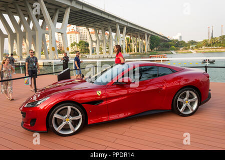 Ferrari Portofino Luxus Drop-Top Sportwagen auf Display mit attraktiven Modell bei F1 Grand Prix in der Marina Bay in Singapur Asien Stockfoto