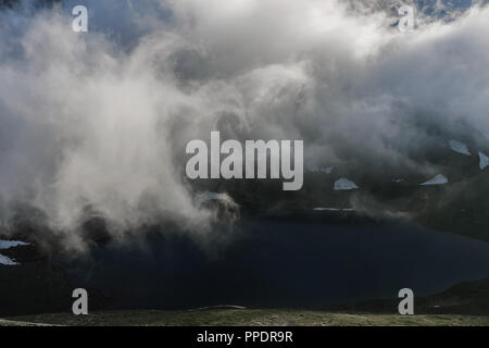 Hang in einer niedrigen Cloud mit einer türkisfarbenen See, eingehüllt in Nebel in einer malerischen Landschaft Landschaft. Bewölkt Idylle Reisen Ruhe ruhig Aer Stockfoto