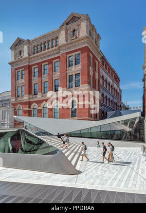 Der sackler Innenhof im Victoria und Albert Museum. Sackler Innenhof an der V&A Museum, Kensington, Vereinigtes Königreich. Architekt: Amanda Levete, 20. Stockfoto