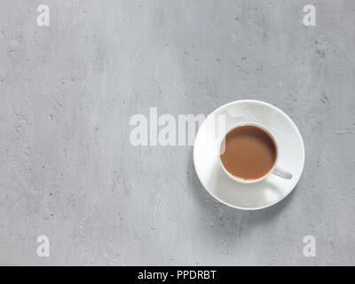 Tasse duftenden Kaffee auf einem Hintergrund unter dem Beton. Minimalismus ist der Blick von oben, Stockfoto