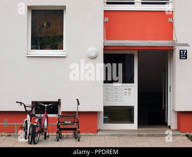 Kinder Fahrräder und ein rollator vor einem Wohnhaus in der Oberbayerische Heimstaette Dianastrasse (buchenau). Stockfoto