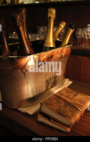 Eiskübel mit Champagner Flaschen bei der Eröffnung der neuen Sidebar in der chuman's" auf dem Odeonsplatz 6. 16.10.2013 Stockfoto