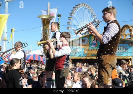 Musiker spielen im hellen Sonnenschein auf dem Oktoberfest. Stockfoto